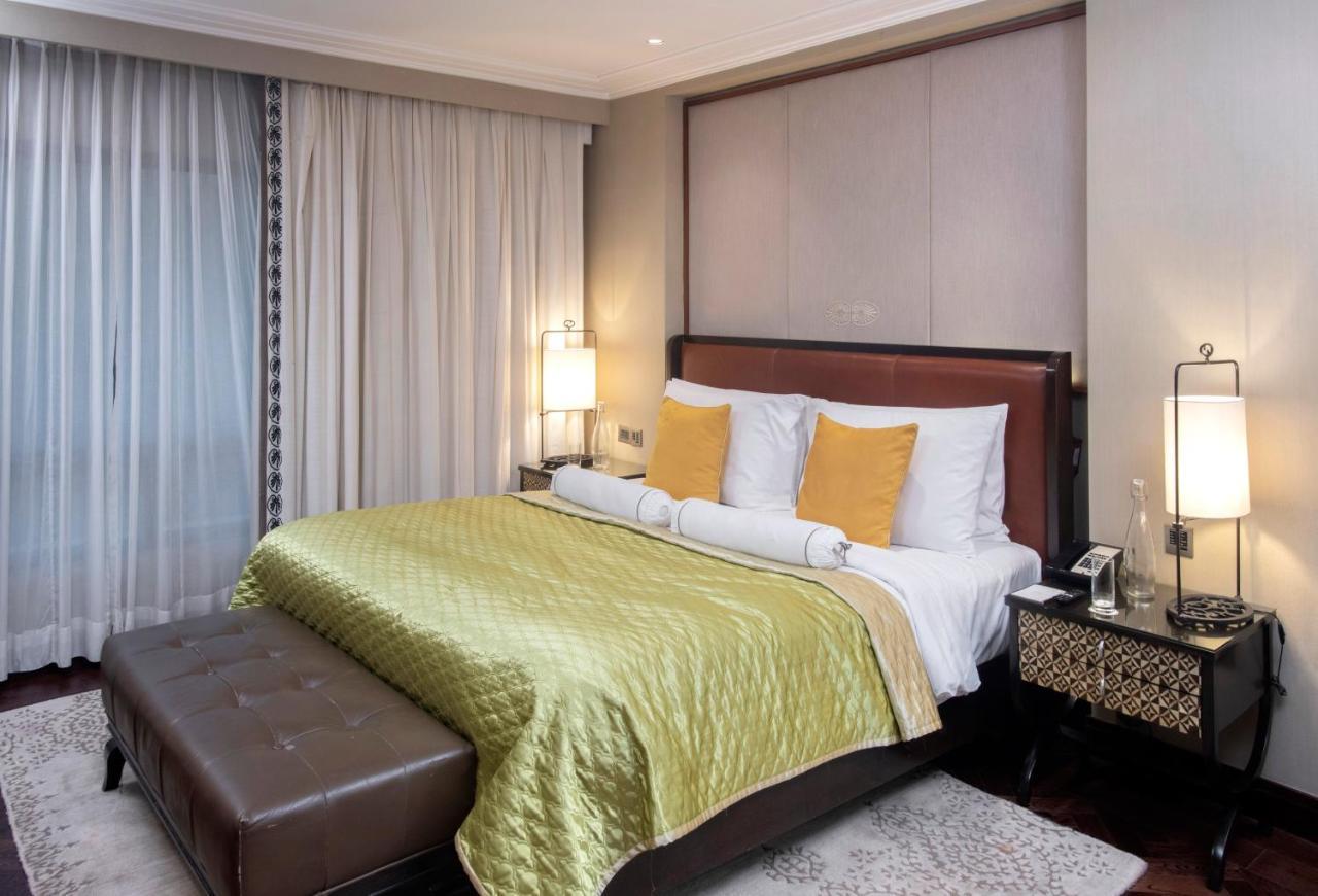 The Claridges New Delhi Hotel Eksteriør billede A bedroom at the Taj Bengal