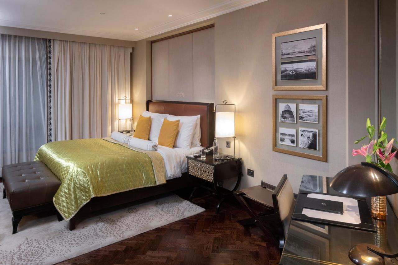 The Claridges New Delhi Hotel Eksteriør billede A bedroom in the hotel