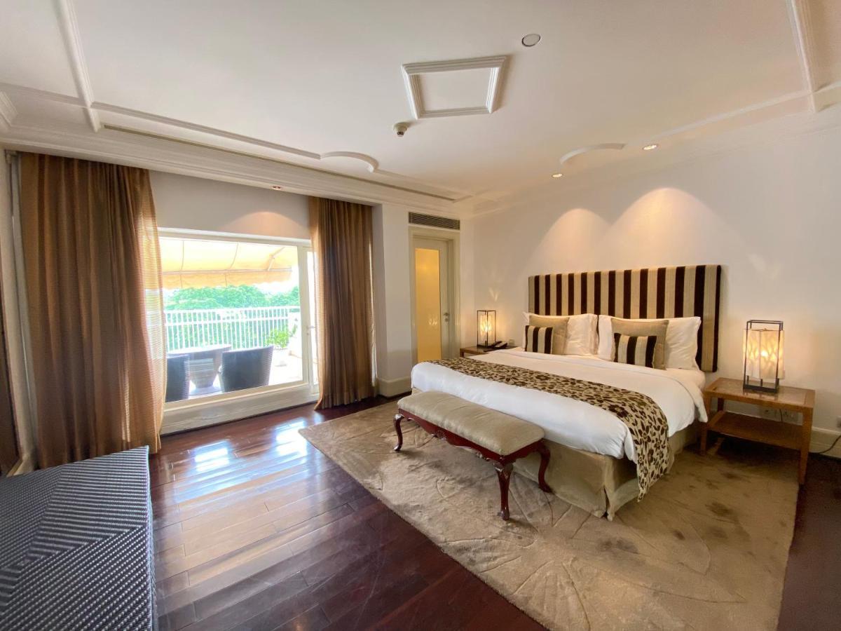 The Claridges New Delhi Hotel Eksteriør billede A bedroom at the Taj Mahal Palace