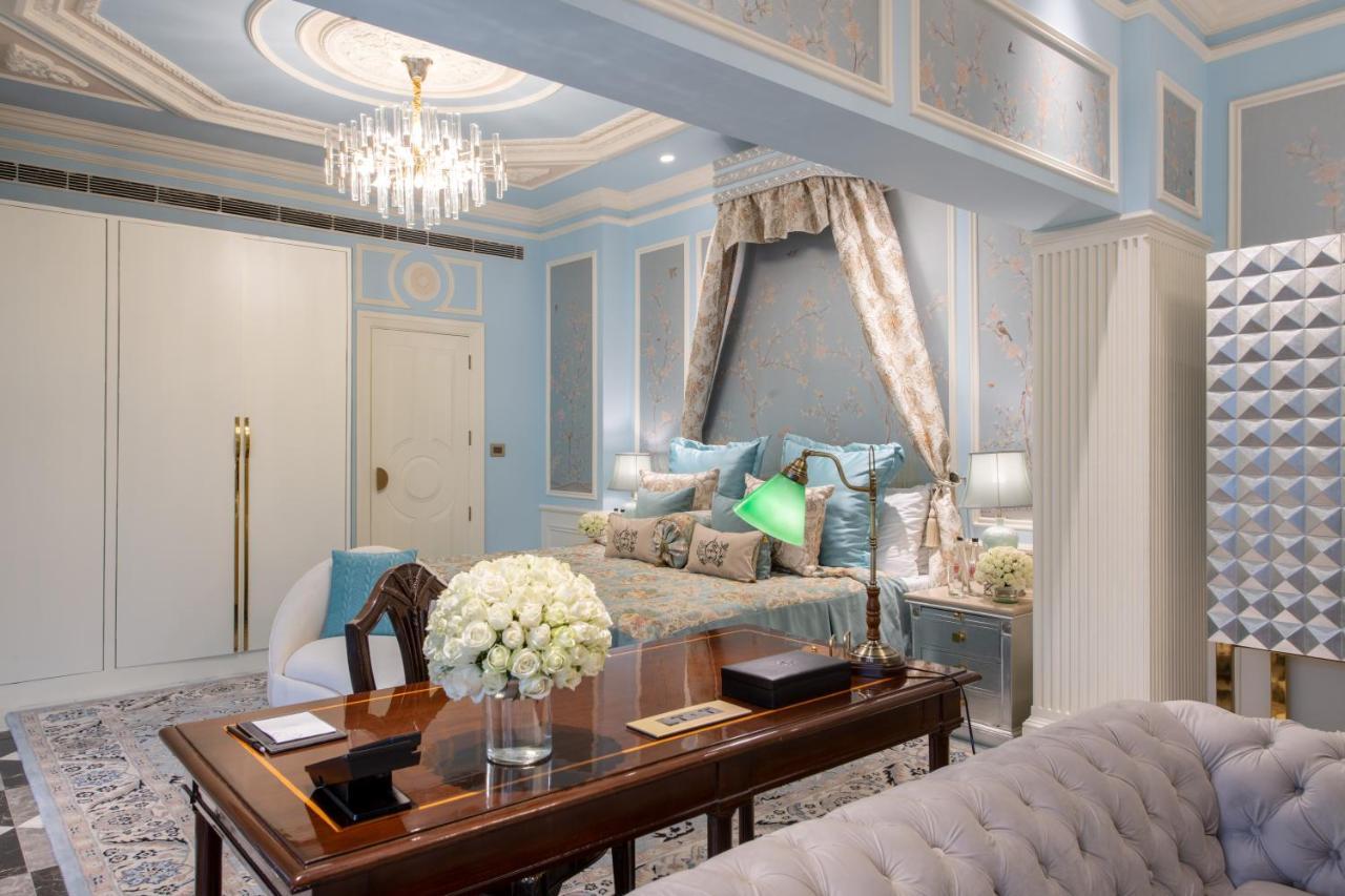 The Claridges New Delhi Hotel Eksteriør billede A bedroom at the hotel
